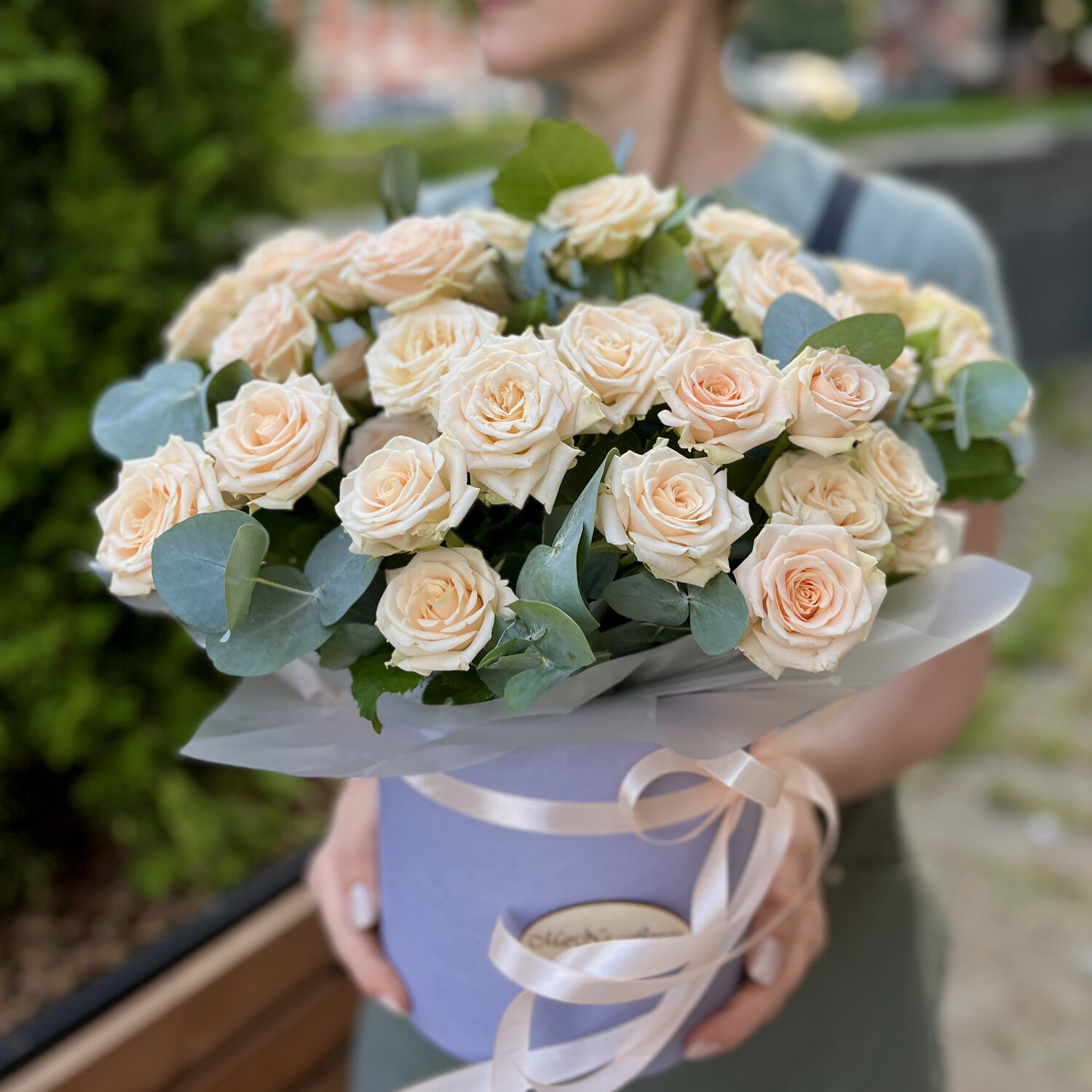 Моно композиция из кремовых роз