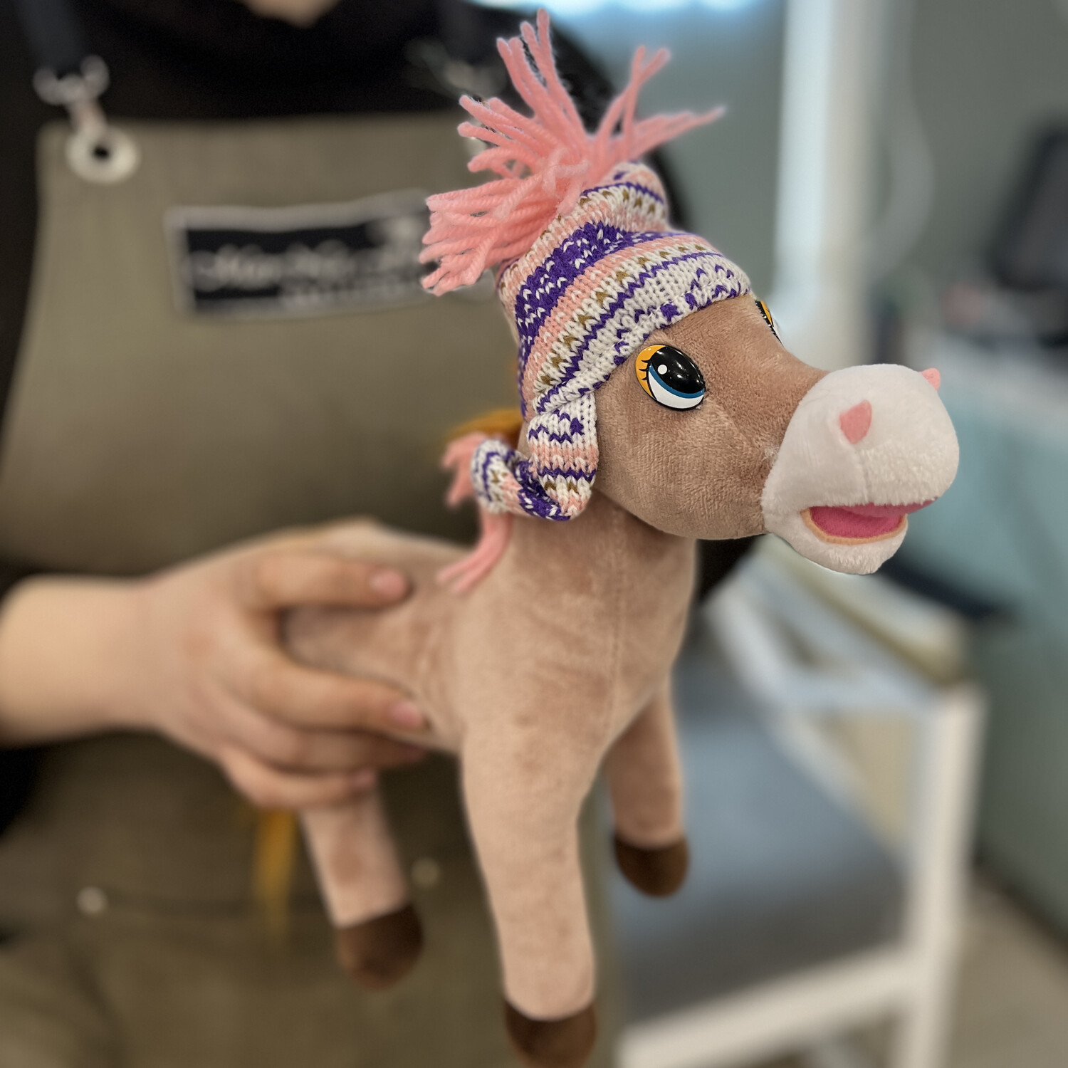 Игрушка лошадка в ушанки