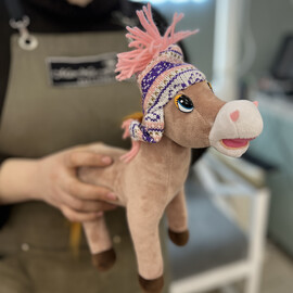 Игрушка лошадка в ушанки