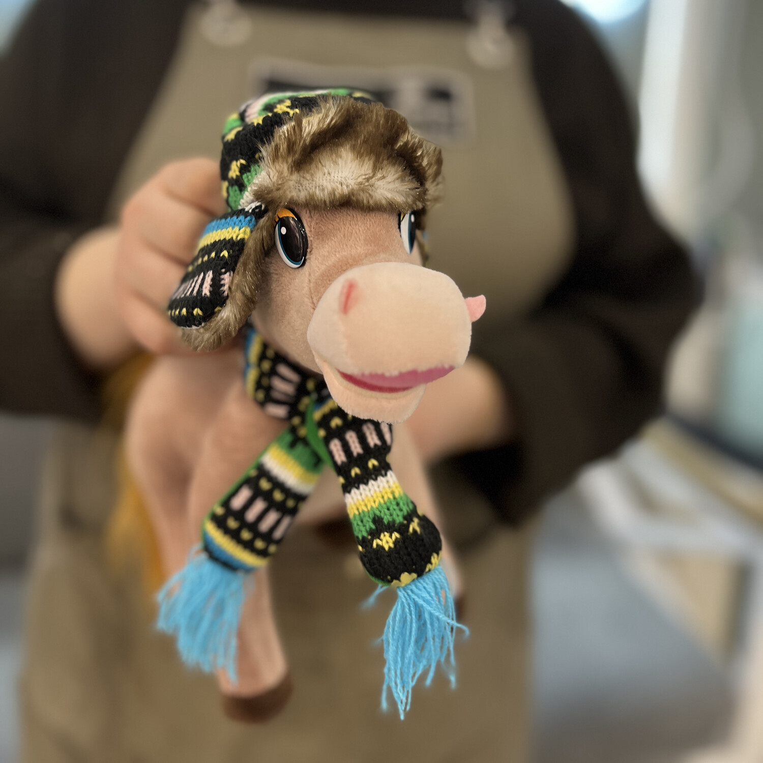 Игрушка лошадка в ушанки