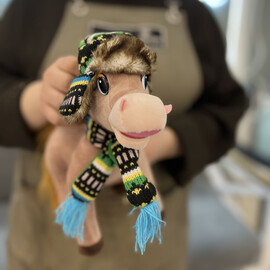 Игрушка лошадка в ушанки