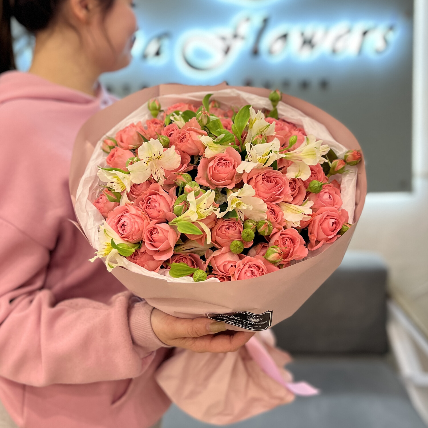 Дуо букет с кустовыми розами альстромерией