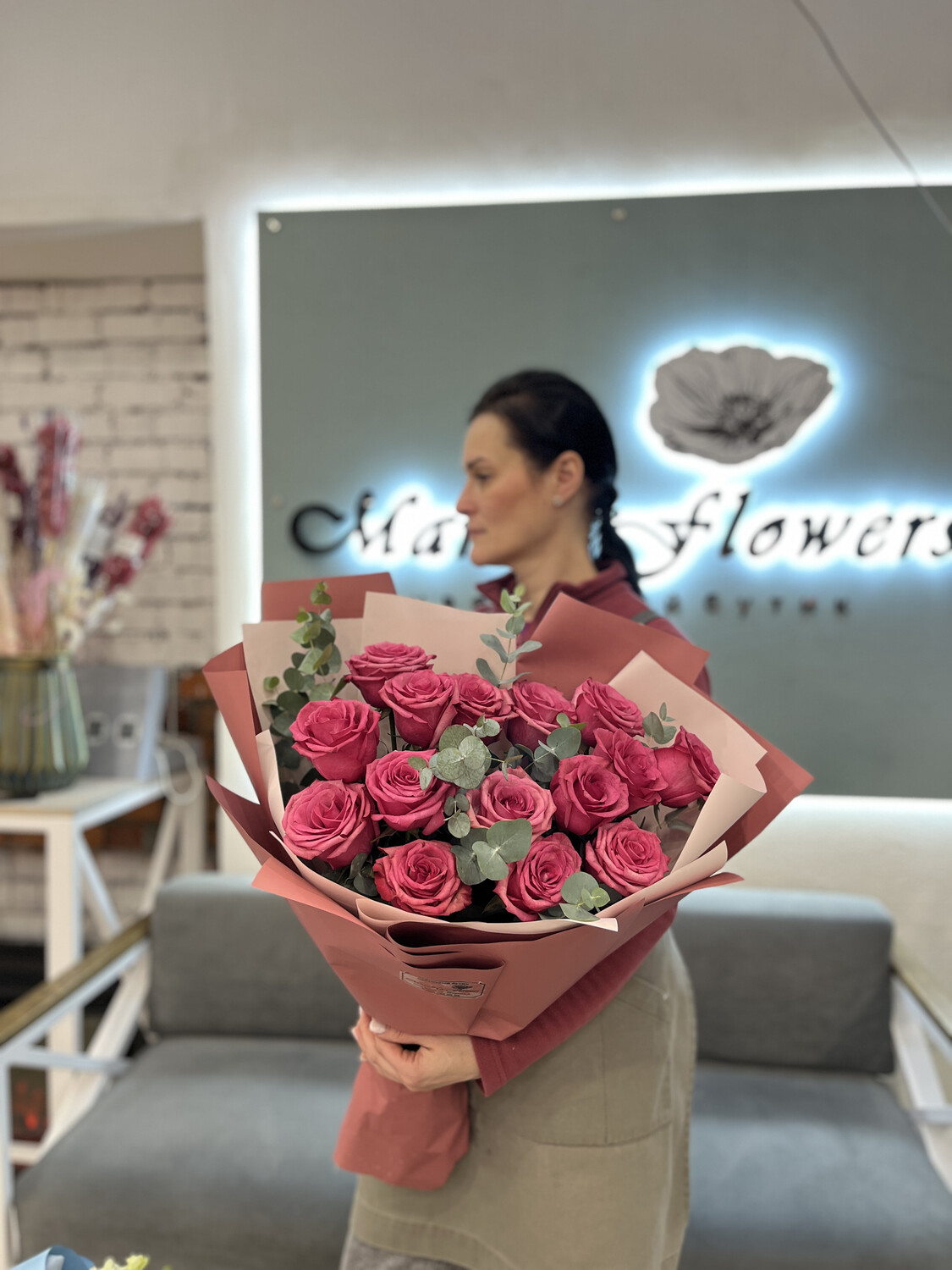 Букет из роз и эвкалипта