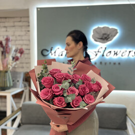 Букет из роз и эвкалипта